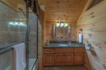 Saddle Lodge - Upper-Level Shared Bathroom 